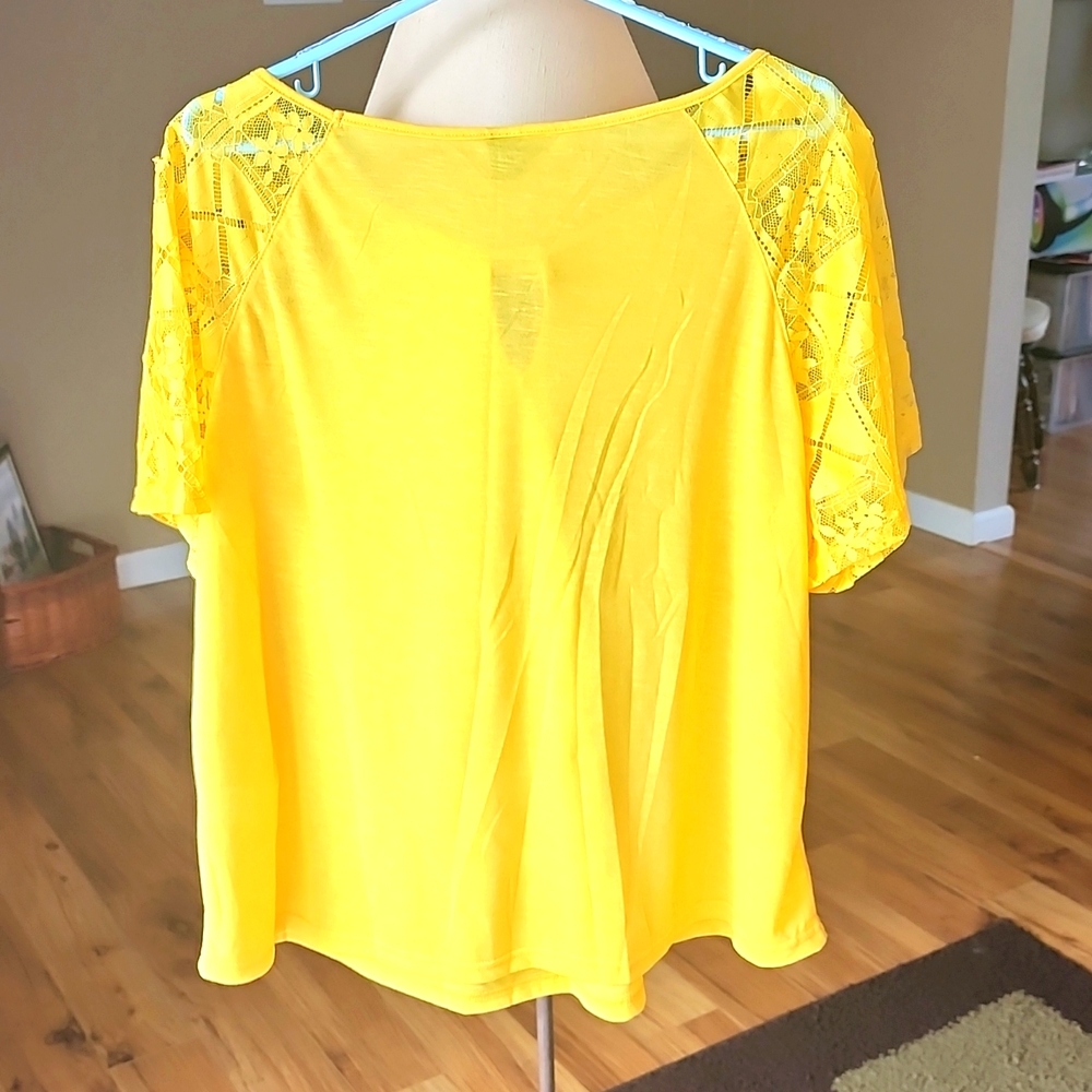 Keyhole Lace Raglan Top - Picture 4 of 4